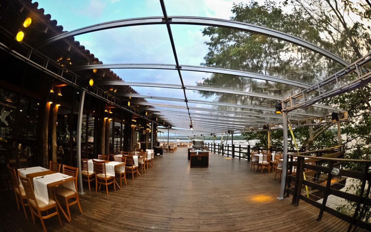 Almoço com buffet livre com uma vista incrível para as Cataratas do Iguaçu!