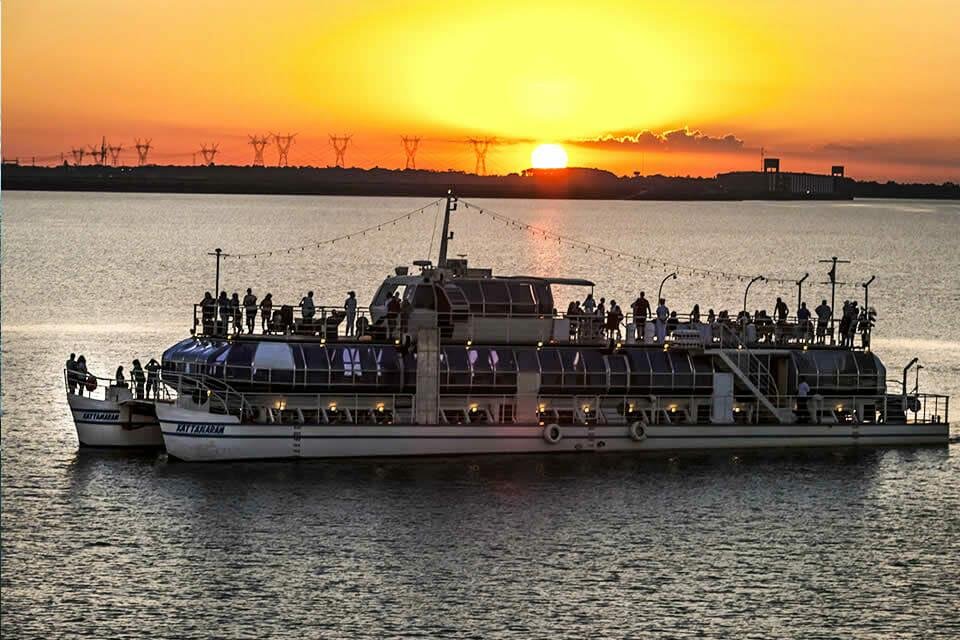 Passeio com jantar a bordo do Kattamaram II.