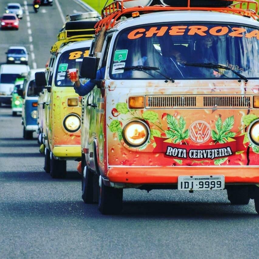Degustação livre a bordo das charmosas kombis, com visitação a 3 cervejarias em Gramado e Canela!