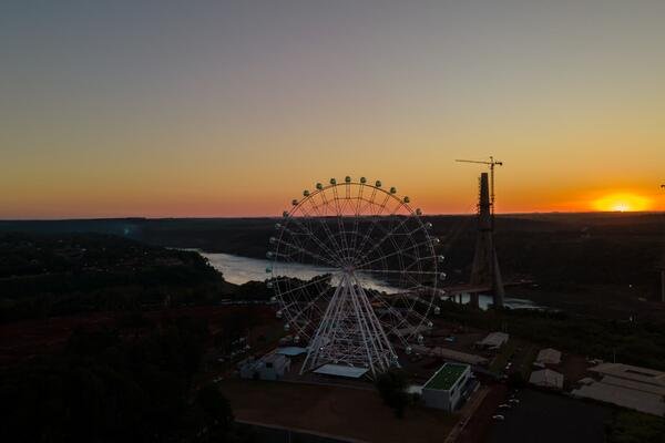 Embarque nessa emoção e encante-se com a incrível vista da maior roda gigante da América Latina!