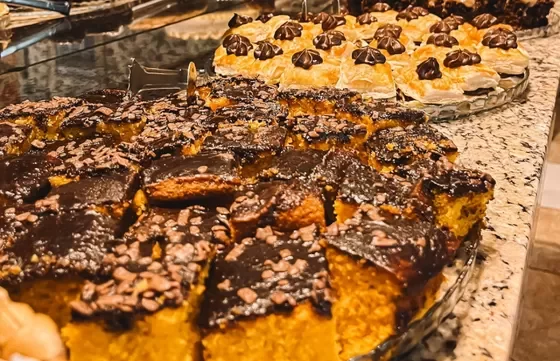 Incrível buffet de café da manhã com muita variedade de produtos artesanais, no coração de Gramado.