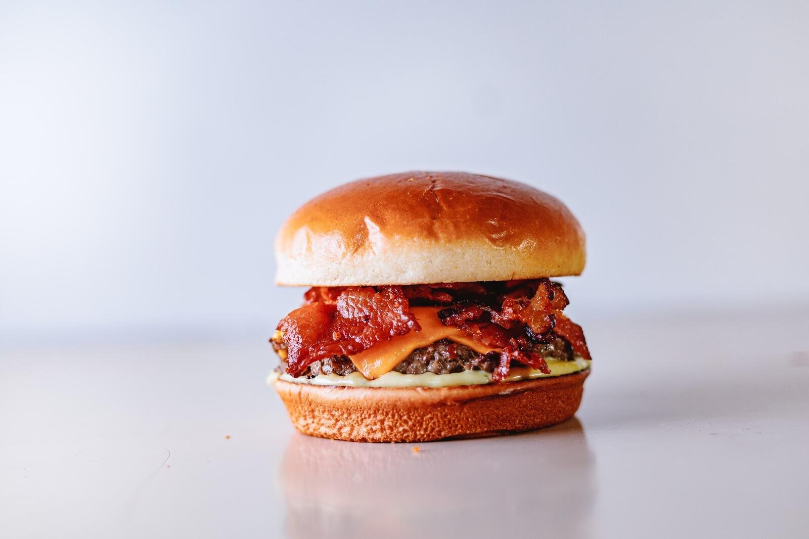 Combo Burger + Fritas no bar da 4ª melhor cervejaria do Brasil!