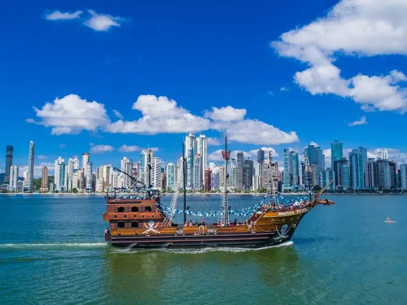 Barco Pirata - Vivencie um dos passeios mais tradicionais de Balneário Camboriú que, há 40 anos, diverte turistas e visitantes! Navegue acompanhado de muita animação e lindas paisagens!