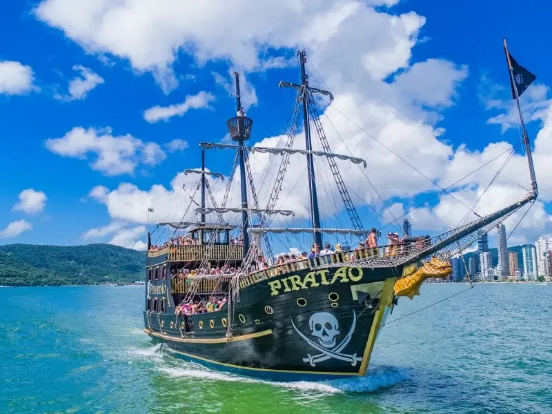 Barco Pirata - Vivencie um dos passeios mais tradicionais de Balneário Camboriú que, há 40 anos, diverte turistas e visitantes! Navegue acompanhado de muita animação e lindas paisagens!
