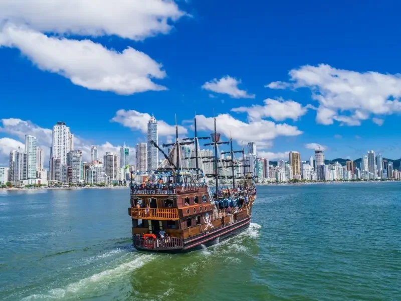 Barco Pirata - Vivencie um dos passeios mais tradicionais de Balneário Camboriú que, há 40 anos, diverte turistas e visitantes! Navegue acompanhado de muita animação e lindas paisagens!