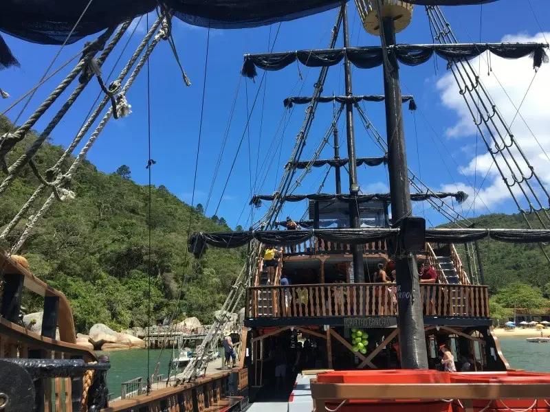 Barco Pirata - Vivencie um dos passeios mais tradicionais de Balneário Camboriú que, há 40 anos, diverte turistas e visitantes! Navegue acompanhado de muita animação e lindas paisagens!