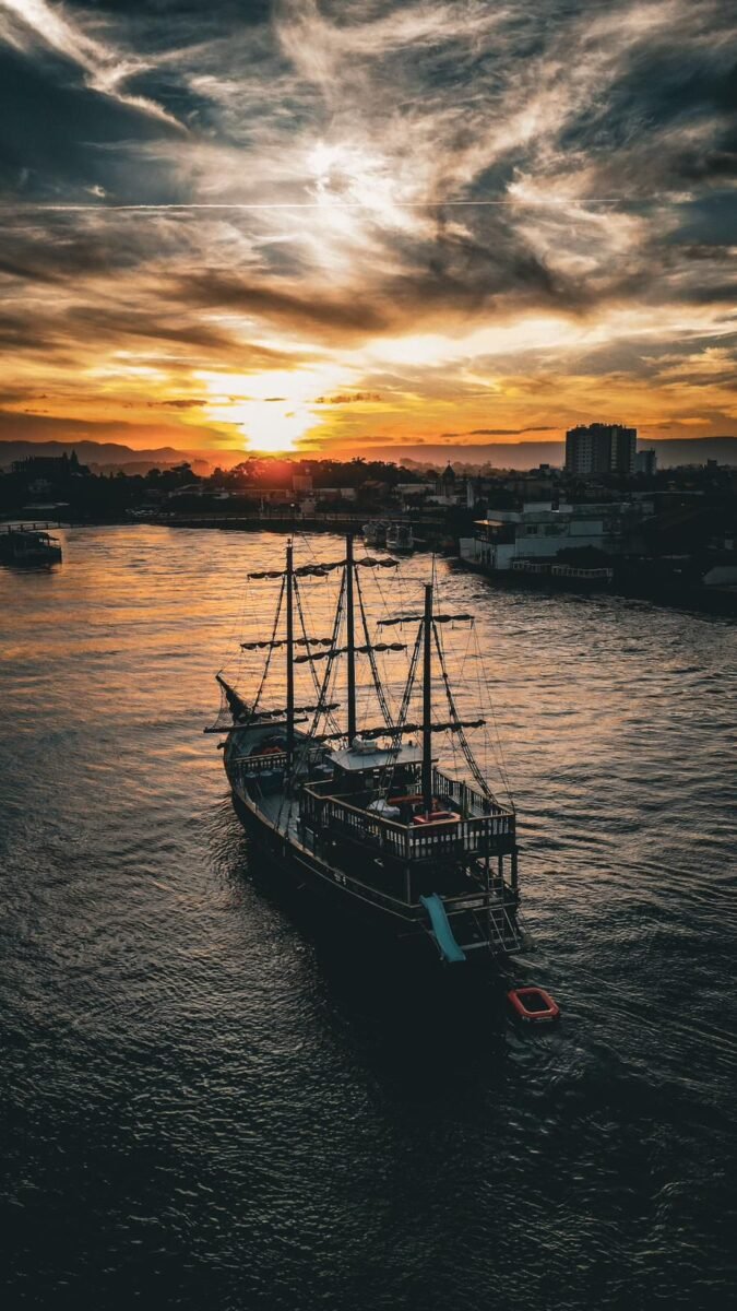 Passeio de Barco Pirata pelo Guaíba! Embarque nesta aventura incrível e viva uma verdadeira experiência de pirataria, com caça ao tesouro, shows interativos e muitas outras atividades emocionantes!