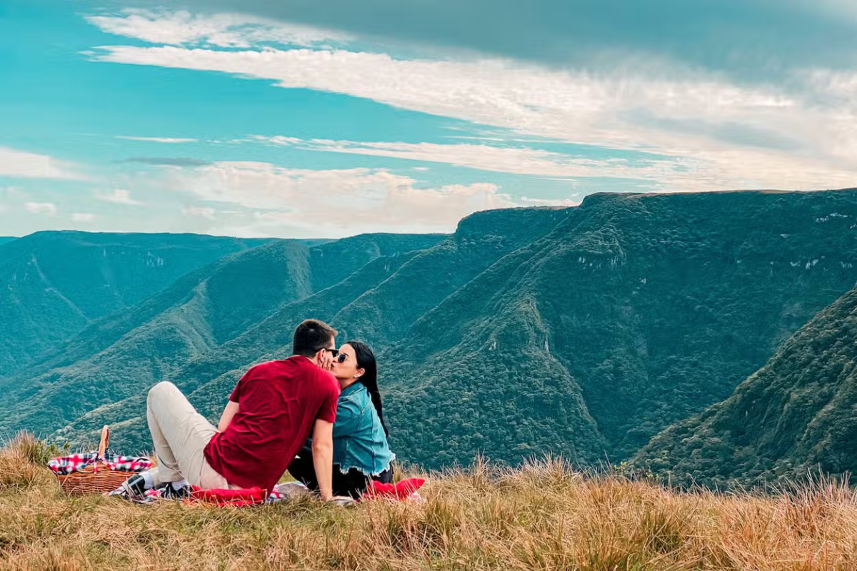 Tour ao Morro dos Cabritos com piquenique! Surpreenda-se com paisagens impressionantes de Santa Catarina enquanto degusta uma deliciosa seleção de produtos regionais.