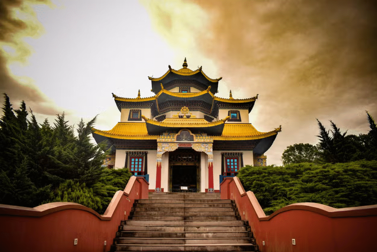 Tradição Tibetana e Compras: Excursão ao Templo Budista e Igrejinha!