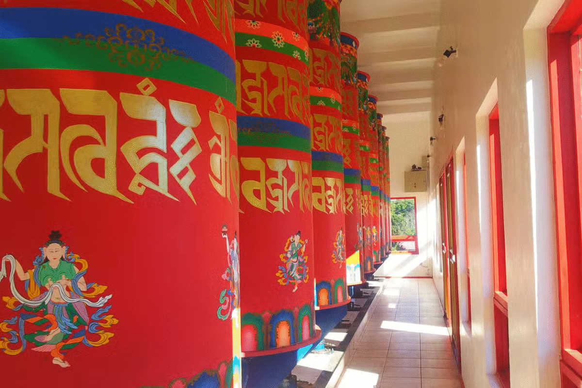 Tradição Tibetana e Compras: Excursão ao Templo Budista e Igrejinha!