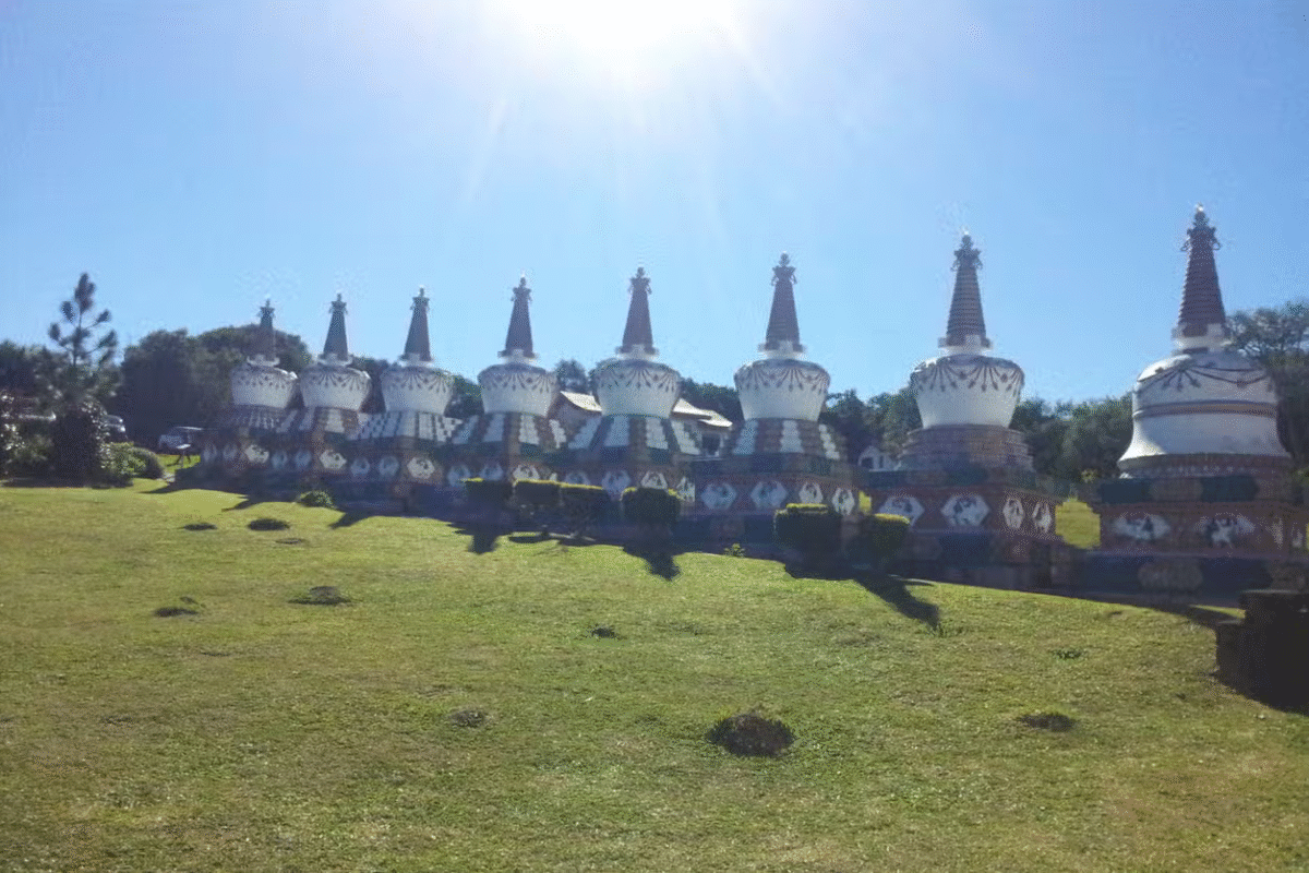 Tradição Tibetana e Compras: Excursão ao Templo Budista e Igrejinha!