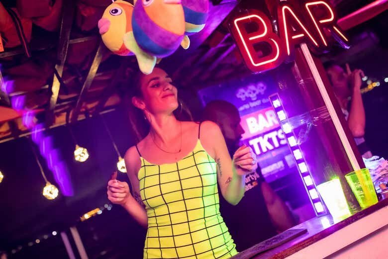 Festa Animada a Bordo no Rio de Janeiro: Vistas Deslumbrantes e Música!