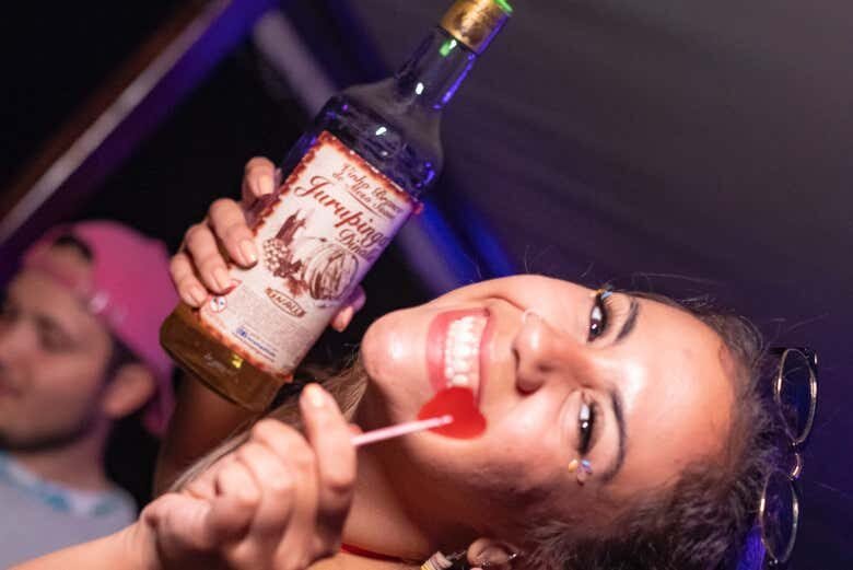 Festa Animada a Bordo no Rio de Janeiro: Vistas Deslumbrantes e Música!