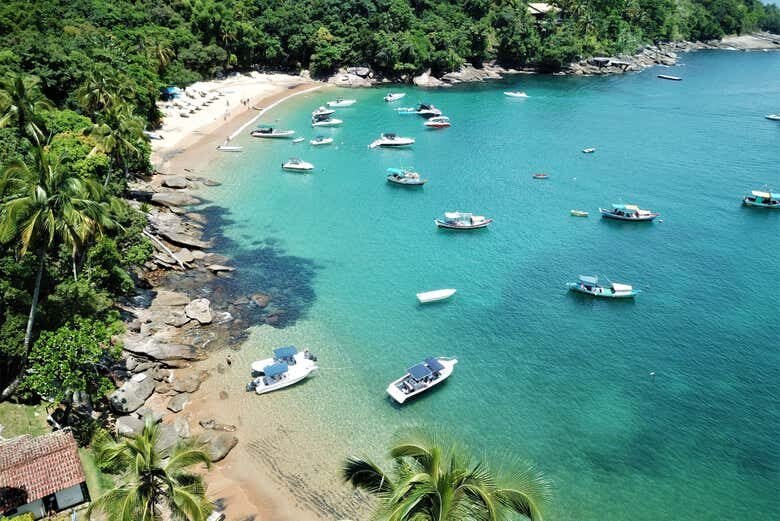 Explore as Praias do Bonete e Indaiaúba com um Incrível Passeio de Barco em Ilhabela!