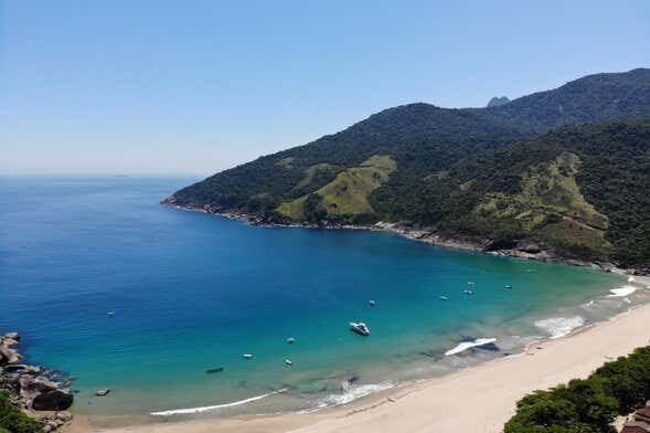 Explore as Praias do Bonete e Indaiaúba com um Incrível Passeio de Barco em Ilhabela!