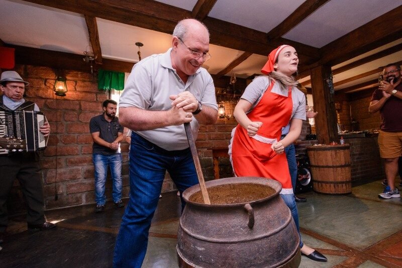 Um passeio entre vinhos, histórias e comida típica!