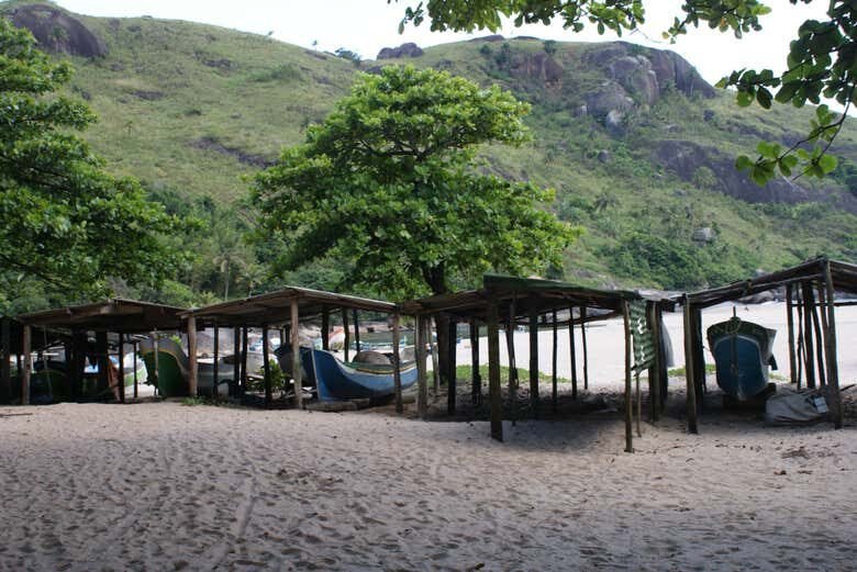 Explore as Praias do Bonete e Indaiaúba com um Incrível Passeio de Barco em Ilhabela!