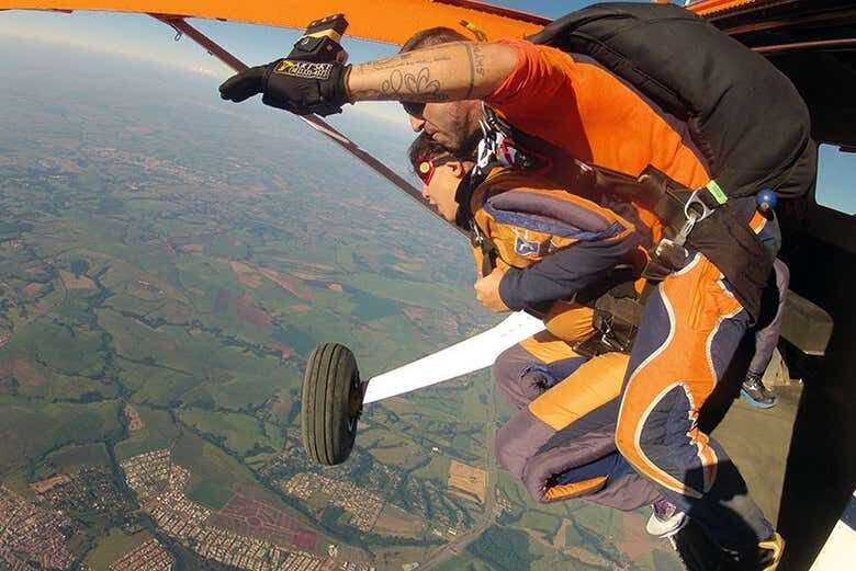 Salto de Paraquedas em Boituva: Adrenalina nas Alturas!