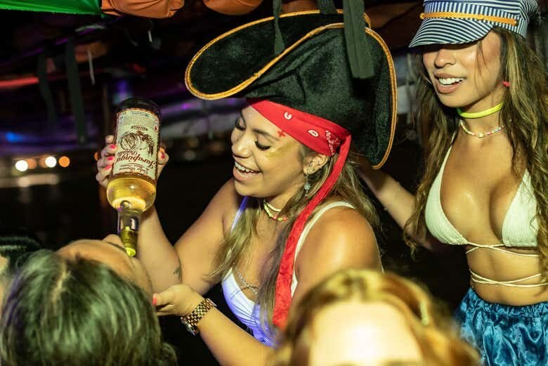 Festa Animada a Bordo no Rio de Janeiro: Vistas Deslumbrantes e Música!