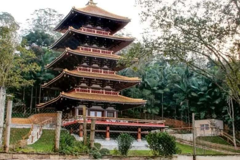 Descubra a Paz e Tradição na Torre de Miroku: Excursão Imperdível saindo de São Paulo!