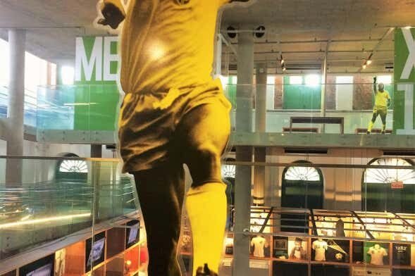 Tour Privado do Pelé em Santos: Conheça a História do Rei do Futebol!