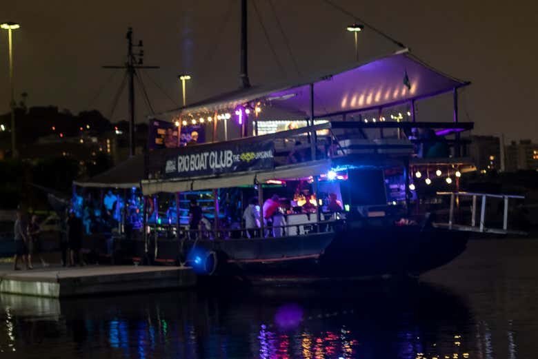 Festa Animada a Bordo no Rio de Janeiro: Vistas Deslumbrantes e Música!