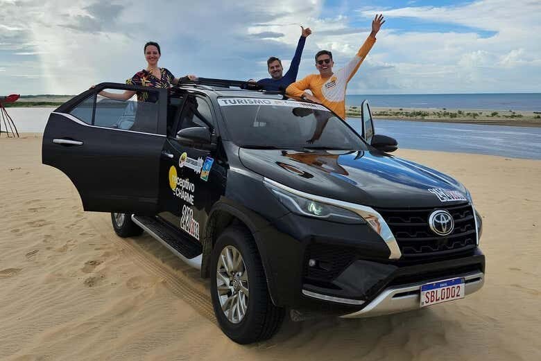 Rota Privada 4x4 pelo Litoral Cearense: Aventura Entre Praias e Falésias!