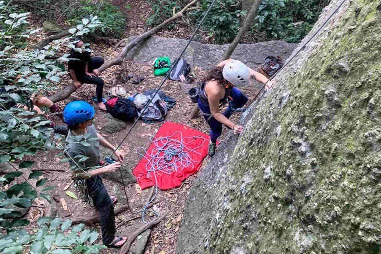 Aventura de Escalada no Morro da Babilônia: Desafie-se com Vistas de Tirar o Fôlego no Rio de Janeiro!