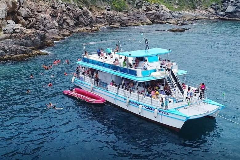 Passeio de Catamarã por Cabo Frio: Descubra as Belezas do Rio de Janeiro!