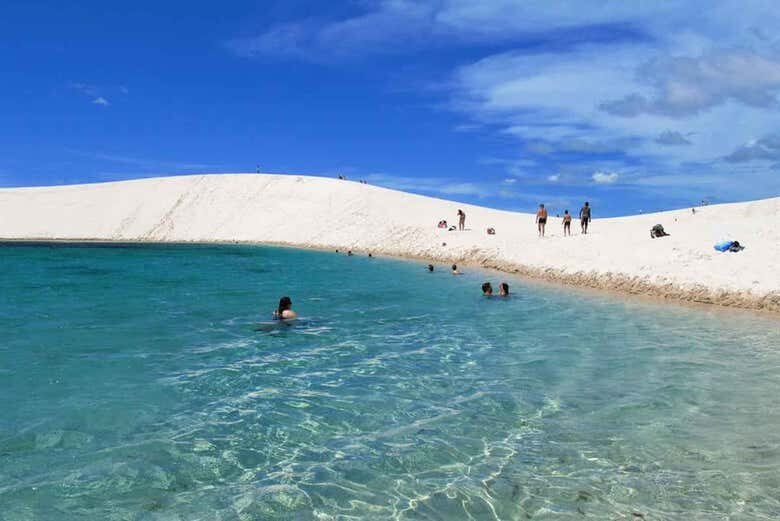 Exploração Fascinante: Caminhada nas Dunas e Descanso na Lagoa Azul nos Lençóis Maranhenses!