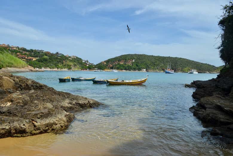 Descubra as Belezas de Búzios: Tour Completo com Almoço e Passeio de Escuna!