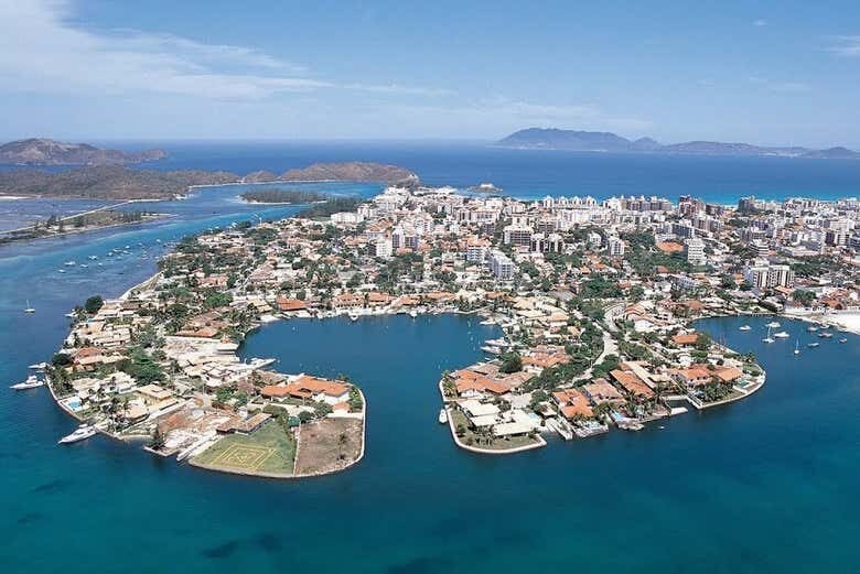 Passeio de Catamarã por Cabo Frio: Descubra as Belezas do Rio de Janeiro!