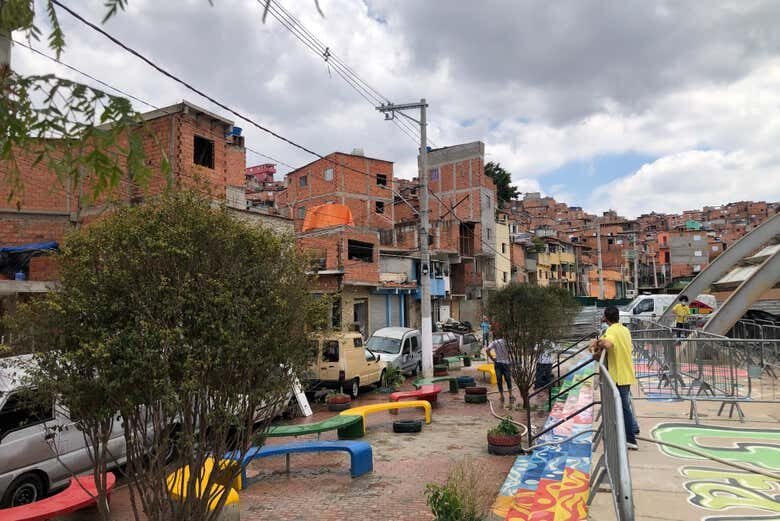 Descubra a Vida e a Cultura Única de Paraisópolis com um Tour Privado!