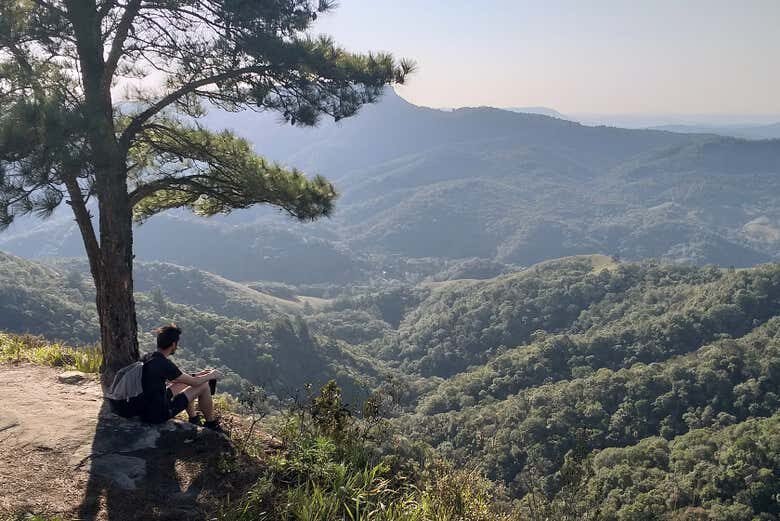 Trilhas Épicas do Paraná: Escolha Entre o Cânion da Faxina ou o Pico Araçatuba!