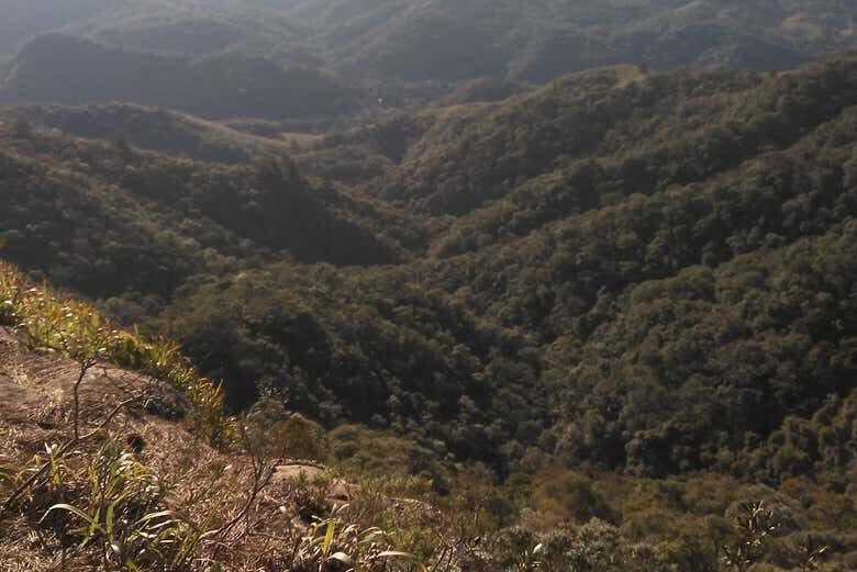 Trilhas Épicas do Paraná: Escolha Entre o Cânion da Faxina ou o Pico Araçatuba!