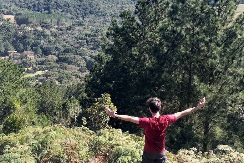 Trilhas Épicas do Paraná: Escolha Entre o Cânion da Faxina ou o Pico Araçatuba!