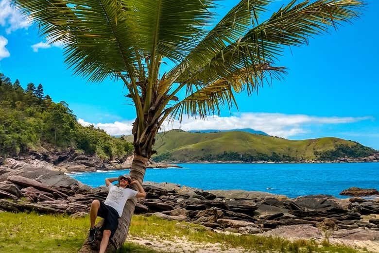 Trilha pela Praia de Calhetas: Explore Refúgios Paradisíacos!