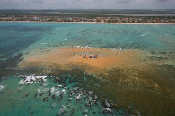 Areia Vermelha: Catamarã até a Ilha que Surge com a Maré!