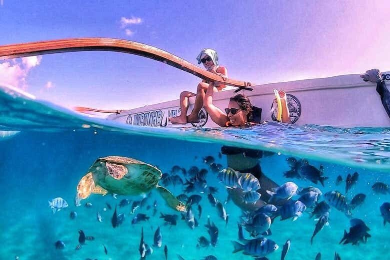 Aventura de Canoa Havaiana em Fernando de Noronha: Explore o Paraíso de Forma Única!