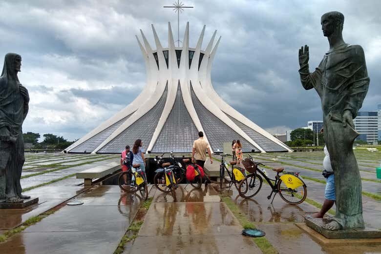 Explore Brasília de Bicicleta: Descubra a Capital com Diversão e Saúde!