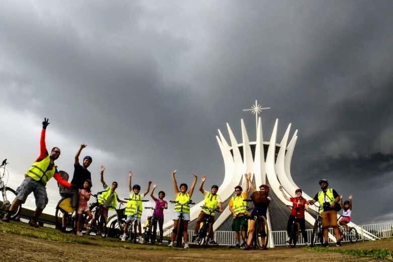 Explore Brasília de Bicicleta: Descubra a Capital com Diversão e Saúde!