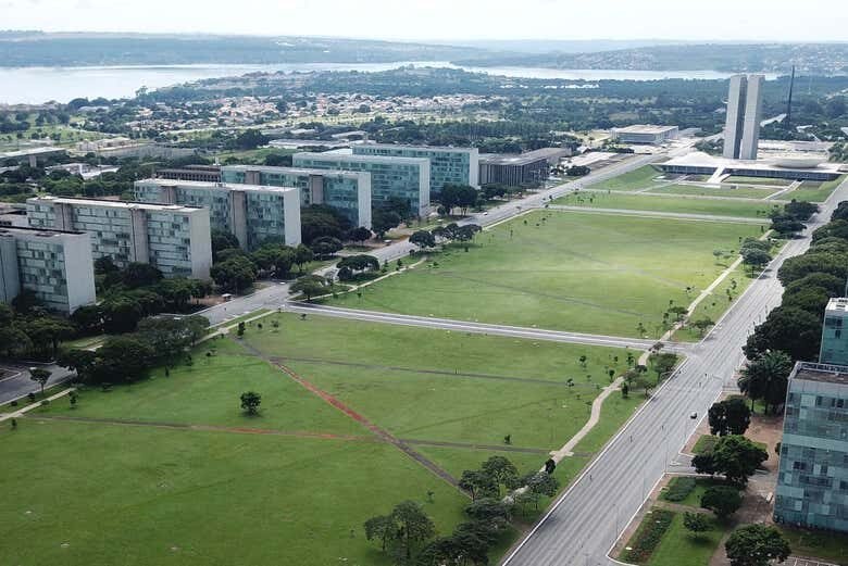 Explore os Monumentos Impressionantes de Brasília em um Tour Panorâmico!