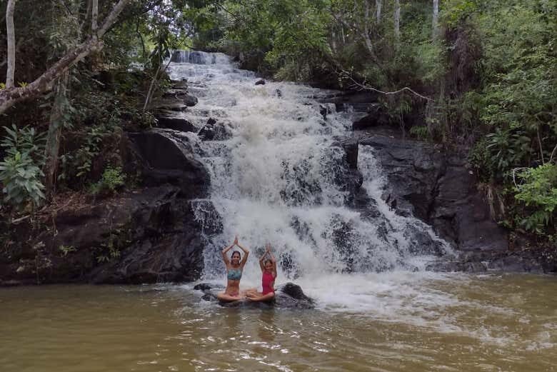 Explore as Belezas Naturais de Itacaré: Passeio de Barco pelo Rio de Contas!