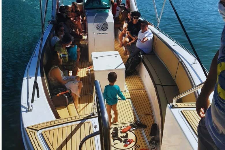 Ilhas Paradisíacas de Angra dos Reis de Lancha saindo da Vila do Abraão!