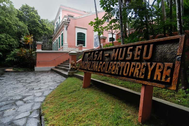 Visita Guiada pela Fundação Gilberto Freyre: Uma Viagem pela História e Cultura Pernambucana!
