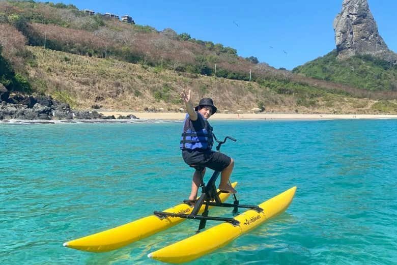 Explore a Beleza de Fernando de Noronha em um Inovador Passeio de Bicicleta Aquática!