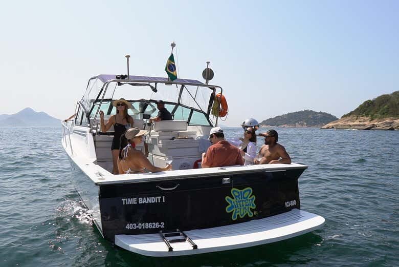 Explore as Belezas da Baía de Guanabara ao Entardecer: Um Passeio de Barco Inesquecível!