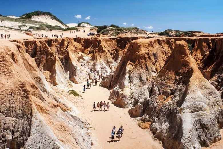 Três Paraísos do Ceará em Um Só Dia: Morro Branco, Fontes e Canoa Quebrada!