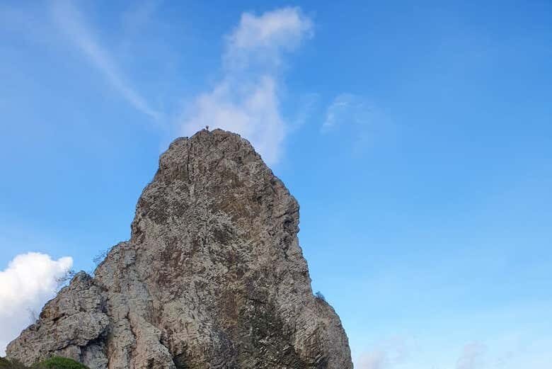 Descubra as Paisagens Deslumbrantes de Fernando de Noronha: Trilha do Piquinho!