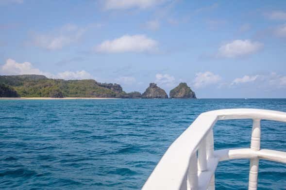 Passeio de Barco pelo Morro Dois Irmãos em Fernando de Noronha!